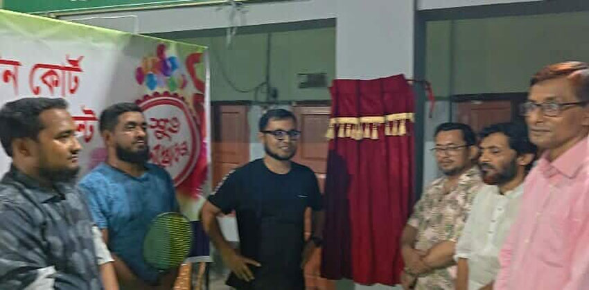 হাজীগঞ্জে অফিসার্স ক্লাবের ব্যাডমিন্টন কোর্ট উদ্বোধন
