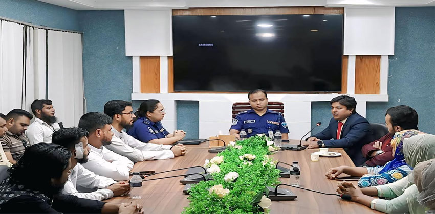 চাঁদপুর পুলিশ সুপারের সাথে এমপি প্রার্থী সাংবাদিক জাকির হোসেনের সৌজন্য সাক্ষাৎ
