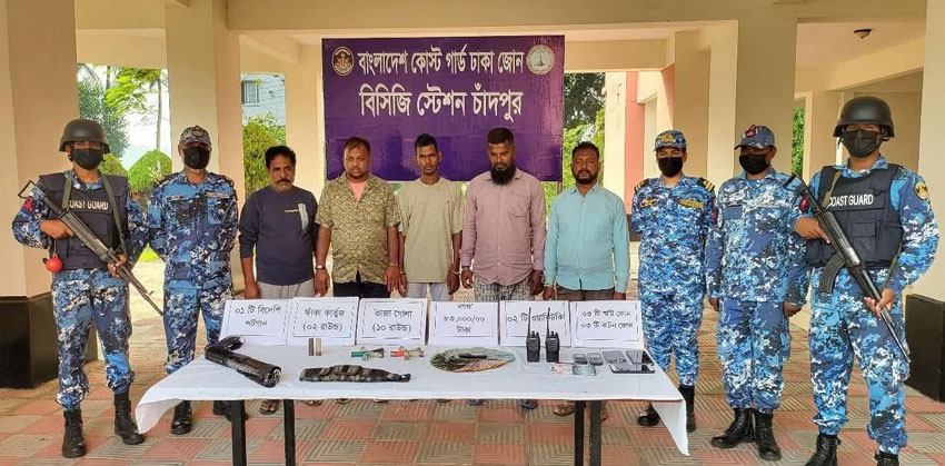 মতলব উত্তরে অস্ত্র-গোলাবারুদসহ ৫ ডাকাত আটক