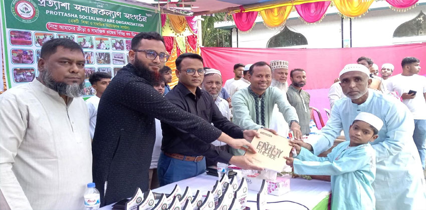 কচুয়ায় প্রত্যাশা সমাজকল্যাণ সংগঠনের শিক্ষা উপকরণ ও শীতবস্ত্র বিতরণ