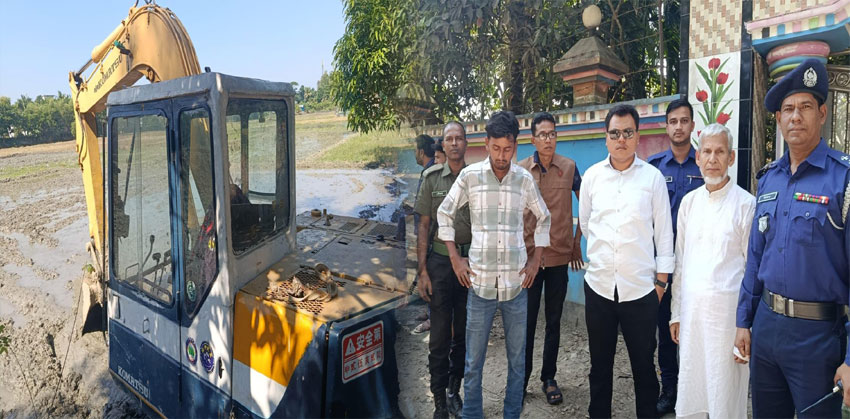কৃষিজমিতে অবৈধভাবে মাটি উত্তোলন: শাহরাস্তিতে ভেকুর মালিককে জরিমানা