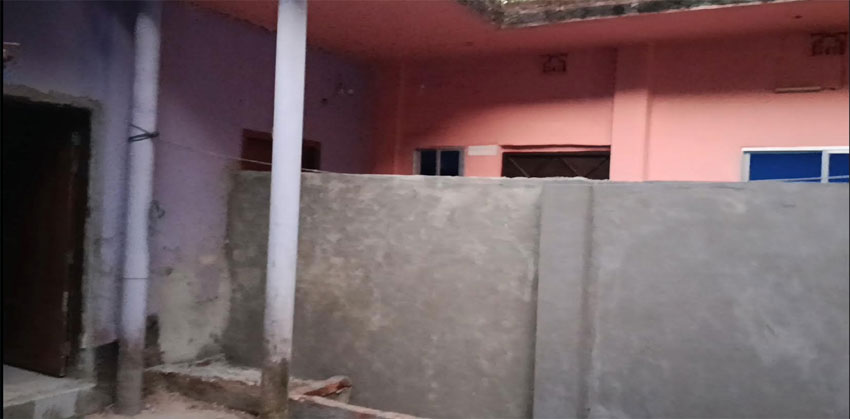 ফরিদগঞ্জে ছোট ভাইয়ের বসতঘরের মাঝখানে দেয়াল তুললেন বড় ভাই