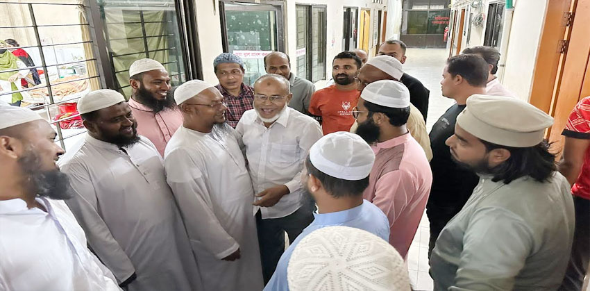 চাঁদপুর জেলা বিএনপির সাধারণ সম্পাদক কে দেখতে হাসপাতালে ছুটে গেলেন হাতপাখার প্রার্থী