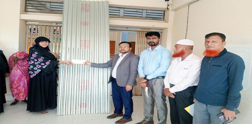 কচুয়ায় ক্ষতিগ্রস্ত পরিবারের মাঝে চেক ও ঢেউটিন বিতরণ