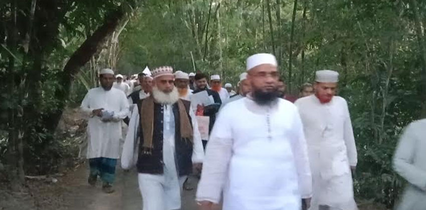 কচুয়া কড়ইয়ায় গণসংযোগে এমপি প্রার্থী মুহাদ্দিস আবু নসর আশরাফি