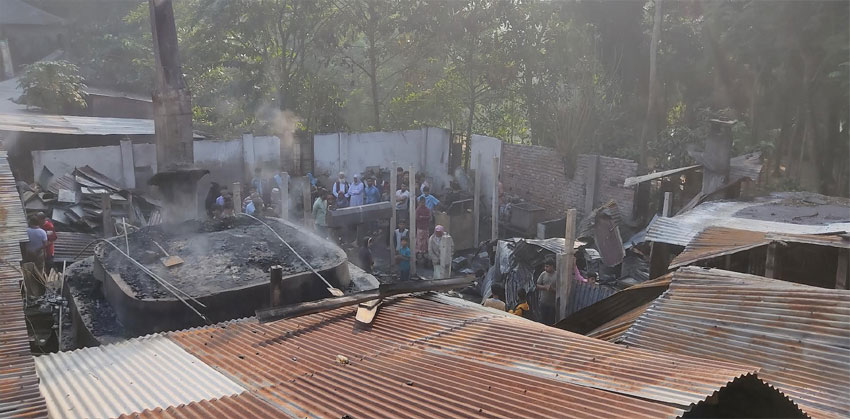 কচুয়ায় ভয়াবহ অগ্নিকাণ্ডে বেকারী পুড়ে ছাই, অর্ধ কোটি টাকার ক্ষতি