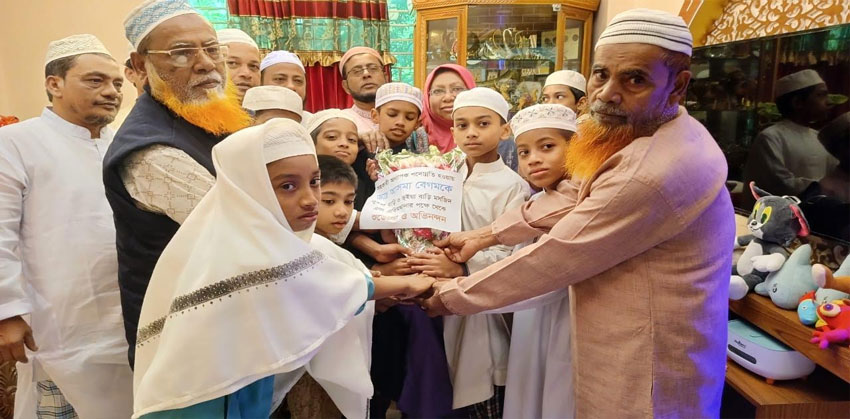 চাঁদপুর সরকারি হাসপাতালের ডা. আসমা বেগমের পদোন্নতি, ফুলেল শুভেচ্ছায় সিক্ত