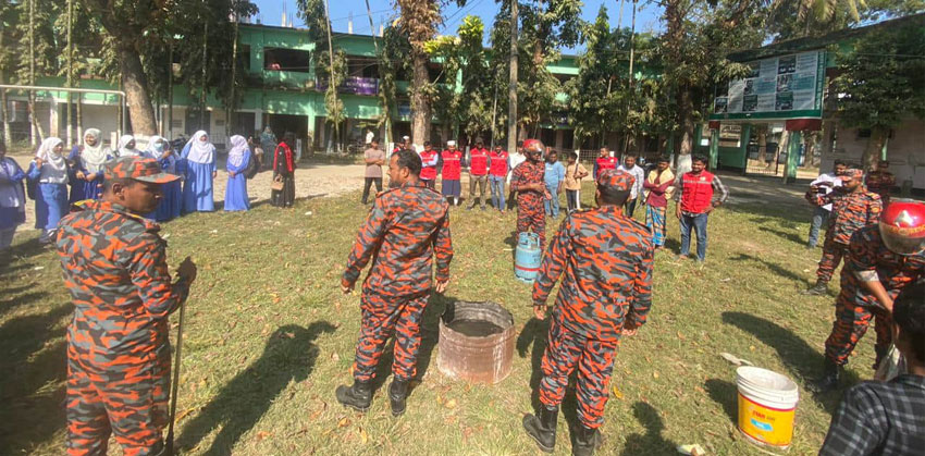 শাহরাস্তিতে অগ্নি দুর্ঘটনা ও ভূমিকম্প মোকাবিলায় মহড়া, স্বেচ্ছাসেবকদের হাতে-কলমে প্রশিক্ষণ