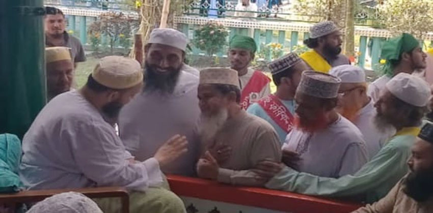 ছারছীনার পীর সাহেব থেকে দোয়া নিলেন মোমবাতির প্রার্থী আহসান উল্লাহ
