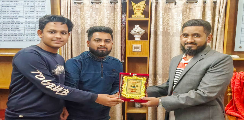 হাজীগঞ্জের বিদায়ি ওসি’কে ছাত্র অধিকার পরিষদের সংবর্ধনা