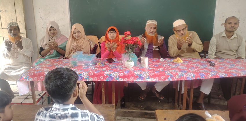 মতলবে পশ্চিম আশ্বিনপুর সপ্রাবিতে পঞ্চম শ্রেণীর পরীক্ষার্থীদের বিদায় উপলক্ষে দোয়া