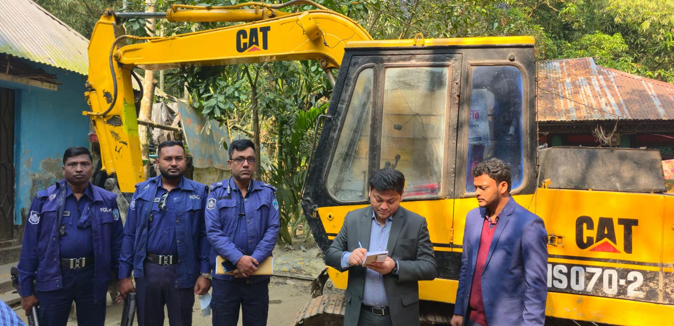 ফরিদগঞ্জে মাটি কাটায় ৫০ হাজার টাকা জরিমানা