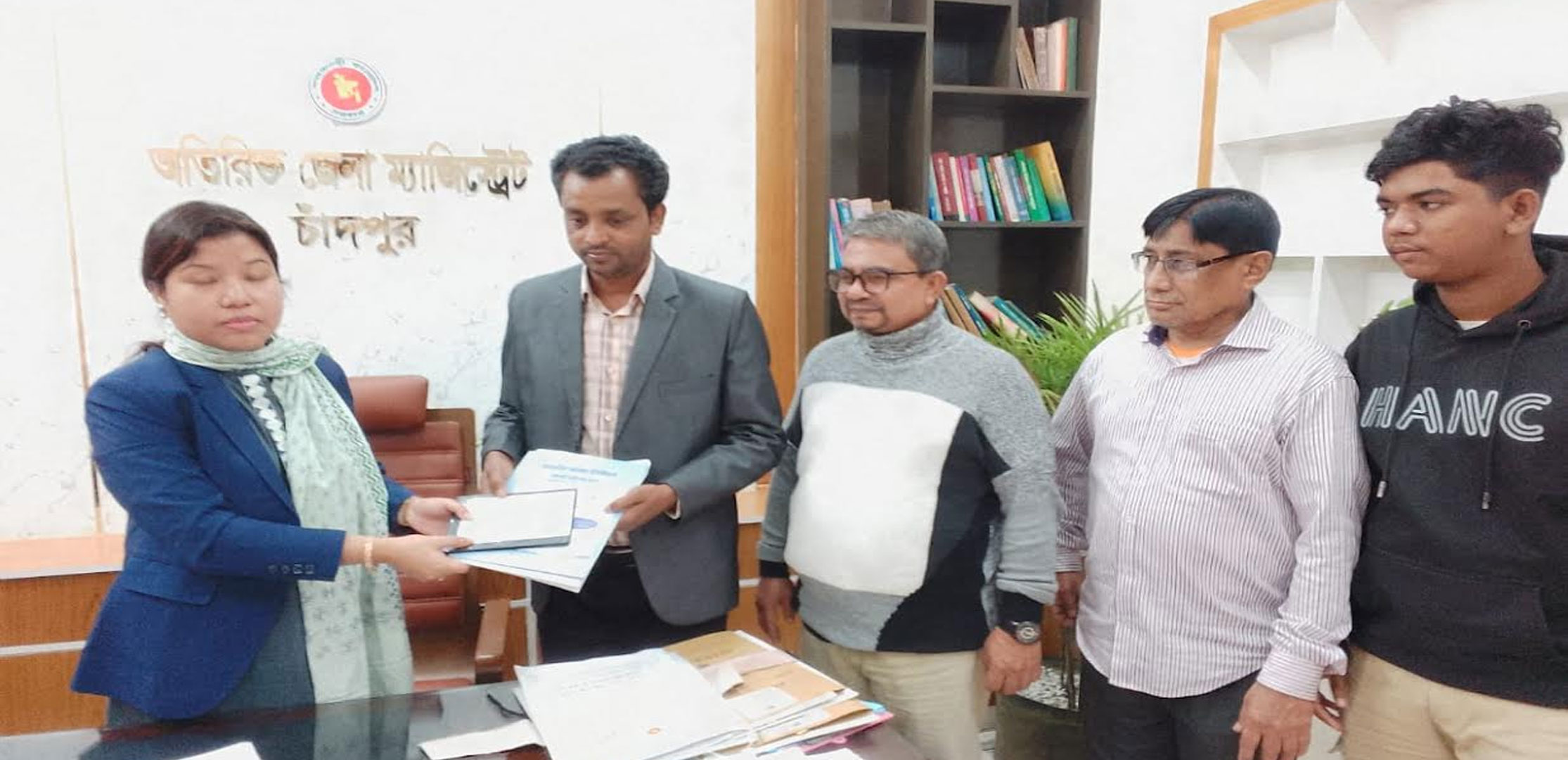চাঁদপুর-৩ আসনে মনোনয়নপত্র তুললেন কমিউনিস্ট পার্টির প্রার্থী জাহাঙ্গীর হোসেন