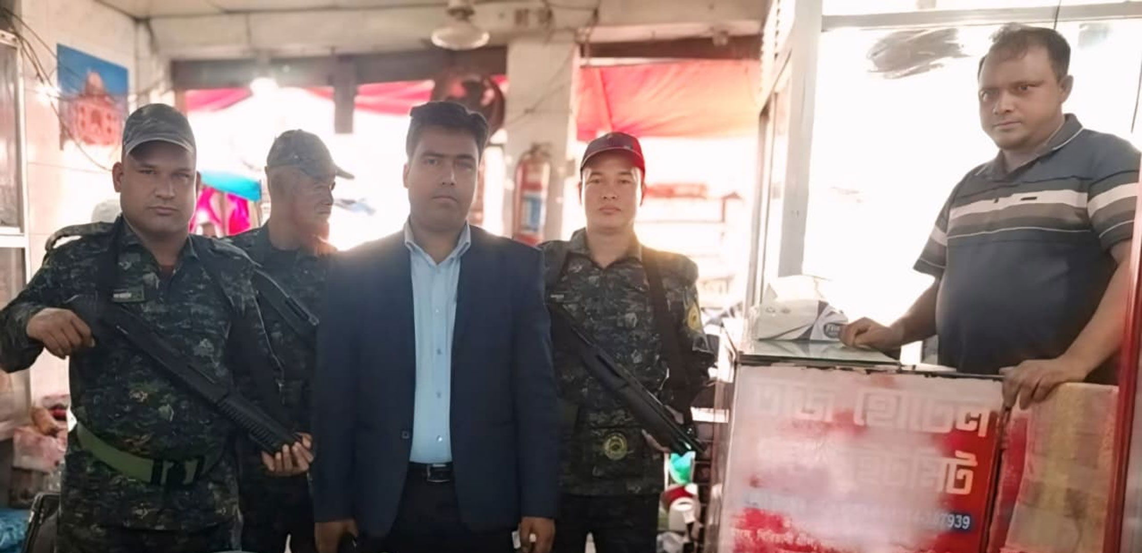 হাজীগঞ্জে বাসী খাবার ও নষ্ট সবজির দায়ে তাজ হোটেলকে জরিমানা