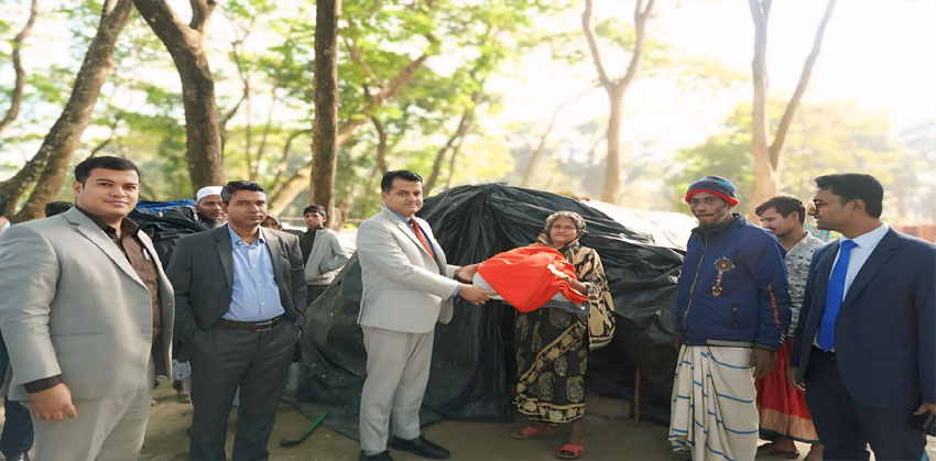 চাঁদপুরে কম্বল নিয়ে বেদে পল্লীতে ডিসি