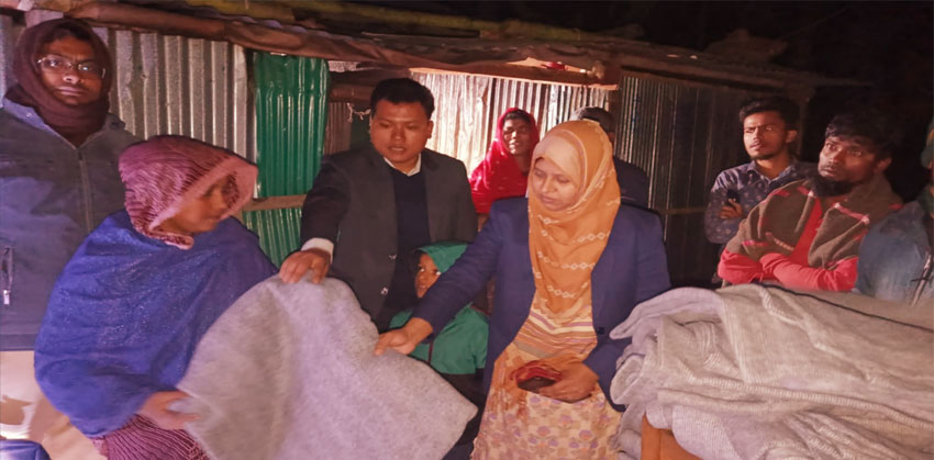 শাহরাস্তিতে পৌষের তীব্র শীতে অসহায়দের পাশে উপজেলা প্রশাসন