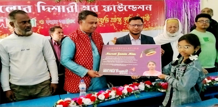 রামপুরে শিক্ষাবৃত্তি প্রাপ্ত কৃতি শিক্ষার্থীদের সংবর্ধনা দিল আলোর দিশারী যুব ফাউন্ডেশন