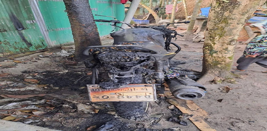 ফরিদগঞ্জে গভীর রাতে দুর্বৃত্তদের দেওয়া আগুনে মোটরসাইকেল পুড়ে ছাই