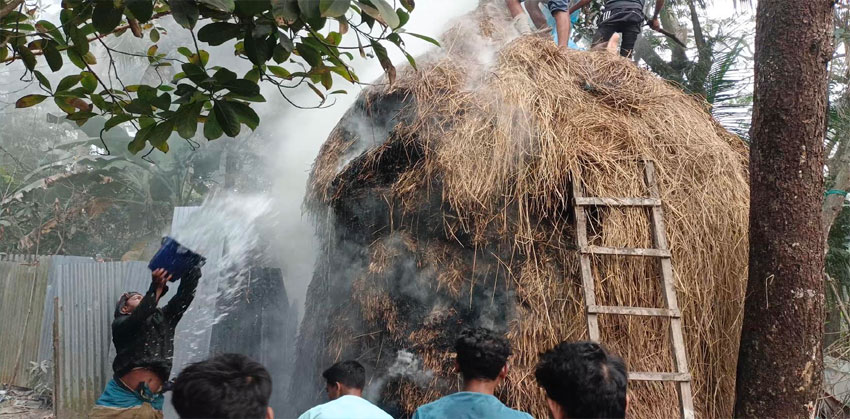 কচুয়ার খড়ের স্তূপে ভয়াবহ আগুন: গবাদি পশুর খাদ্য পুড়ে ছাই