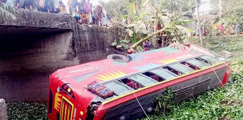 মতলবে অটোরিকশা সাইড দিতে গিয়ে বাস উল্টে খালে, আহত ২০