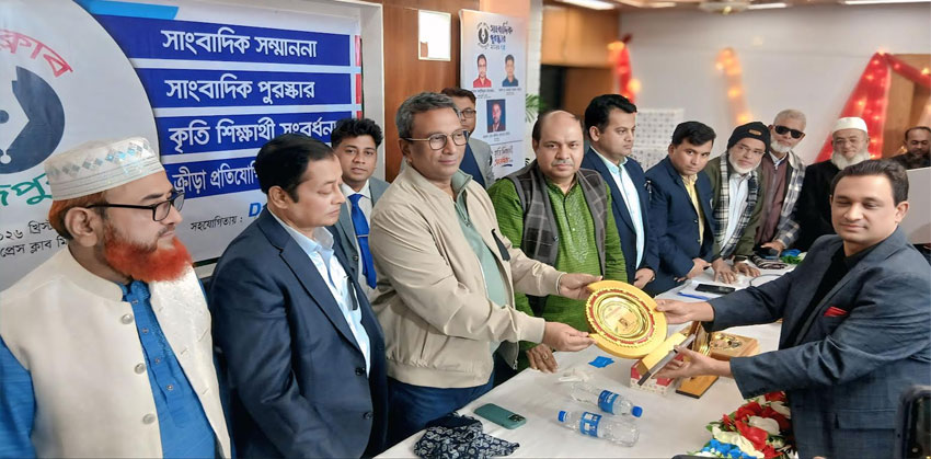 চাঁদপুর ফটোজার্নালিস্ট অ্যাসোসিয়েশনের সম্মাননা পেলেন বাংলাদেশের আলো সম্পাদক বাবু