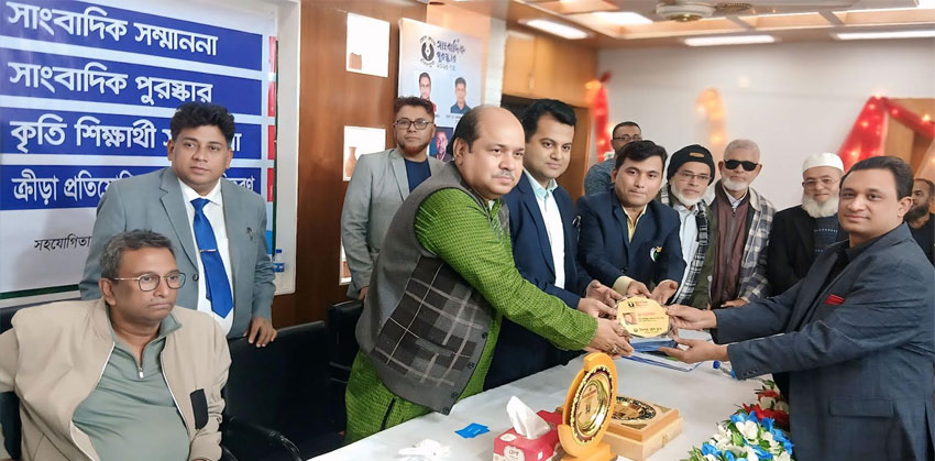 চাঁদপুর প্রেসক্লাব সম্মাননা পেলেন বাংলাদেশের আলো সম্পাদক মফিজুর রহমান খান বাবু