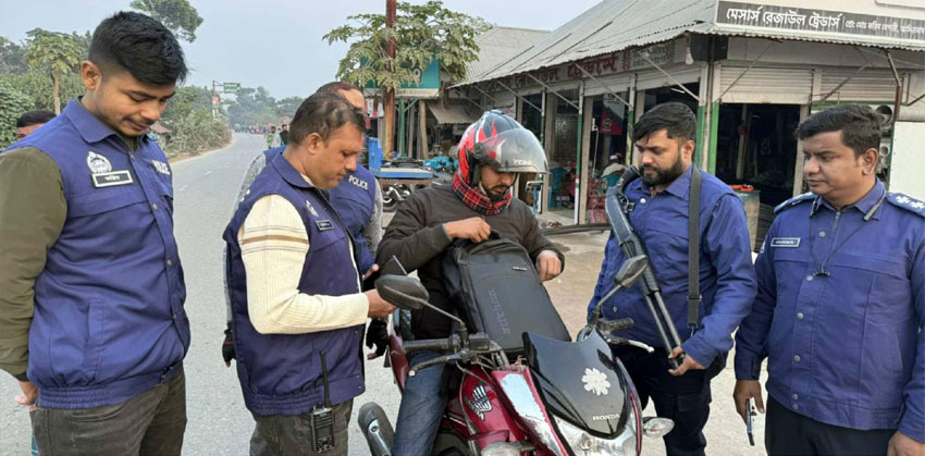 মতলব উত্তরে বিশেষ চেকপোস্ট বসিয়ে পুলিশের অভিযান