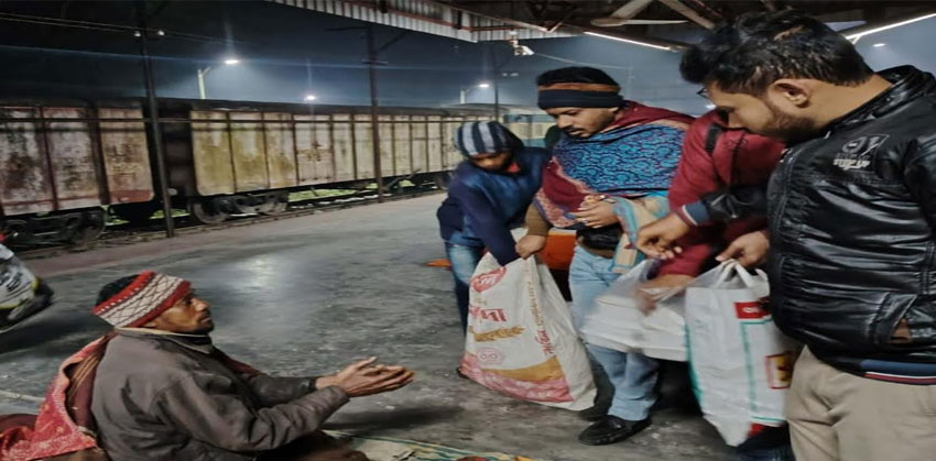আলোর দিশার উদ্যোগে ৩ শতা‌ধিক পথচারীর মাঝে খাবার বিতরণ