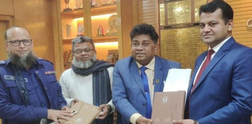 চাঁদপুর প্রেস ক্লাবের ক্যালেন্ডার-ডায়রি উপহার পেলেন ডিসি-এসপি