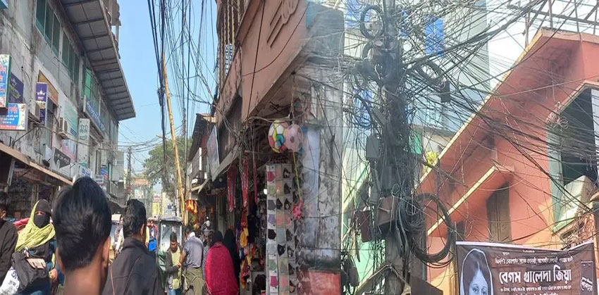 অপরিকল্পিত বিদ্যুতের খুঁটি-তারের ঝুঁকিতে চাঁদপুর শহর