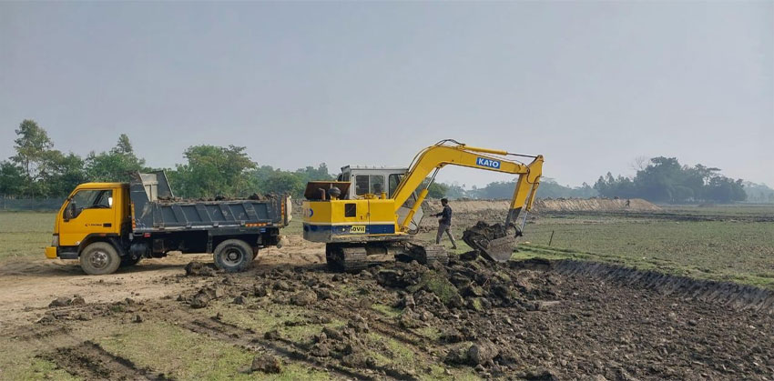 আঁধার রাতে শাহরাস্তির কৃষি জমির টপ সয়েল লুট, হারাচ্ছে উর্বরতা