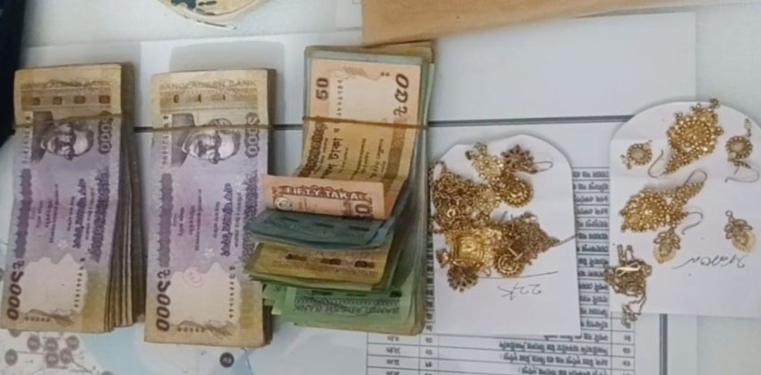 চাঁদপুরে আবাদি জমির খড়ের গাদায় মিলল ব্যাগভর্তি টাকা, ৬ ভরি স্বর্ণালঙ্কার