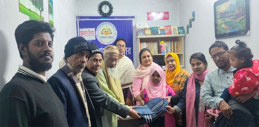 প্যাপিরাস পাঠাগারের পক্ষ থেকে ৪ শিক্ষার্থীকে স্কুলব্যাগ উপহার