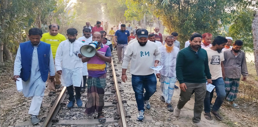 চাঁদপুর-৩ আসনের শাহমাহমুদপুরে ধানের শীষের পক্ষে লিফলেট বিতরণ