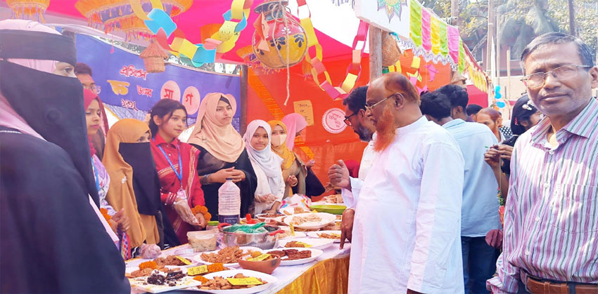 পিঠার রঙে-ঘ্রাণে উৎসবমুখর ফরিদগঞ্জ সরকারি ডিগ্রি কলেজ ক্যাম্পাস