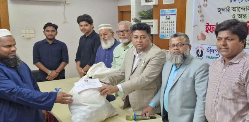 শহীদ পরিবার ও অন্ধ হাফেজদের মাঝে ইফতার সামগ্রী বিতরণ