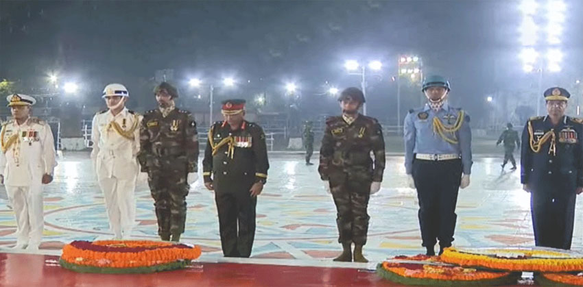 একুশের প্রথম প্রহরে তিনবাহিনীর প্রধানদের শ্রদ্ধা নিবেদন
