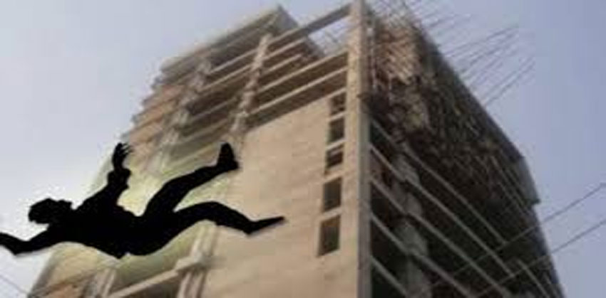 শাহরাস্তিতে নির্মাণাধীন ভবনের ছাদ থেকে পড়ে শ্রমিকের মৃত্যু