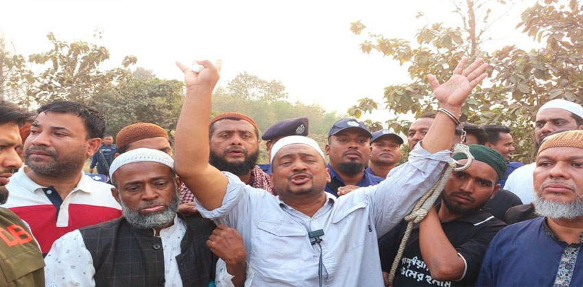 প্যারোলে মুক্তি পেয়ে হাতকড়া পরেই মায়ের জানাজায় প্রবাসী