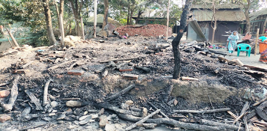 কচুয়ায় আগুনে বসতঘর পুড়ে ছাই, বিধবার বসবাস খোলা আকাশের নীচে