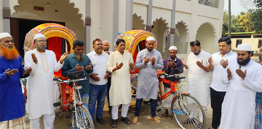 চাঁদপুরে অসচ্ছল পরিবারের মাঝে ‘বড়স্টেশন কমিউনিটি’র রিকশা বিতরণ
