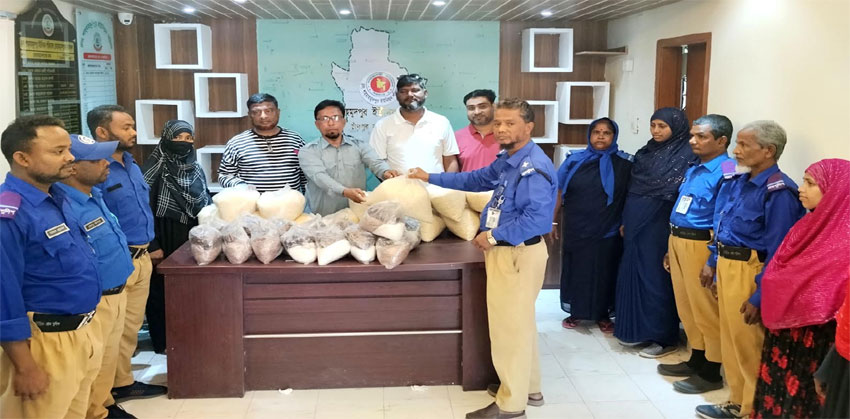 শাহমাহমুদপুর পরিষদের পক্ষ থেকে ইফতার সামগ্রী পেল গ্রাম পুলিশের সদস্যরা