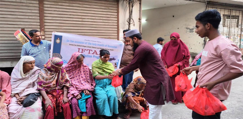 সুবিধাবঞ্চিত ও পথচারী রোজাদারদের মাঝে ‘এইম ফাউন্ডেশনে’র ইফতার বিতরণ