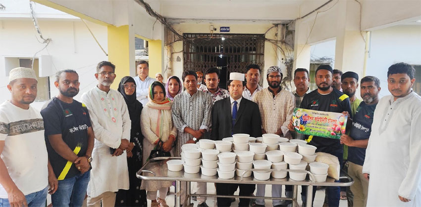 চাঁদপুর সরকারি হাসপাতালের রোগীদের মাঝে বড়স্টেশন কমিউনিটির ইফতার বিতরণ