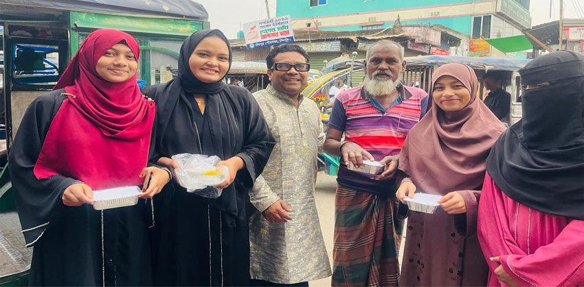 চাঁদপুরে ‘রোজার খুশি’ ইফতার বিতরণ করলো তানিয়া ইশতিয়াক খান