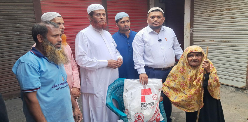 চাঁদপুরের আশিকাটিতে অসহায়দের মাঝে আদর্শ যুব সমাজের ঈদ সামগ্রী বিতরণ