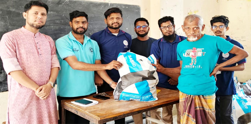 সমাজের অসহায় ও সুবিধাবঞ্চিতরা পেল প্রভাতের ইফতার ও ঈদ সামগ্রী