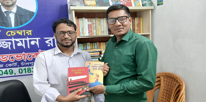 সাংবাদিক অপুকে বই উপহার দিলেন চর্যাপদ সাহিত্য একাডেমী মহাপরিচালক