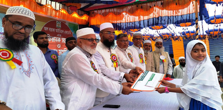 কচুয়ায় আবুল বারাকাত ট্রাস্টের মেধা বৃত্তি প্রদান