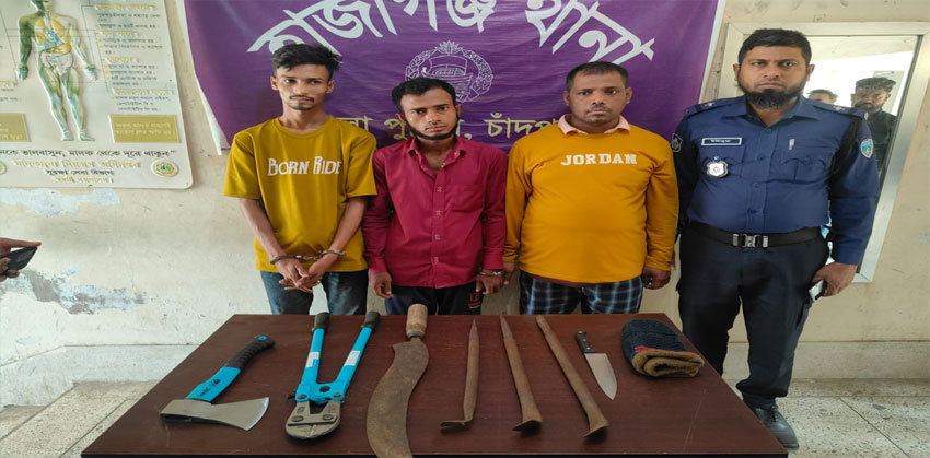 হাজীগঞ্জে দেশীয় অস্ত্র ও পিকআপসহ তিন ডাকাত আটক